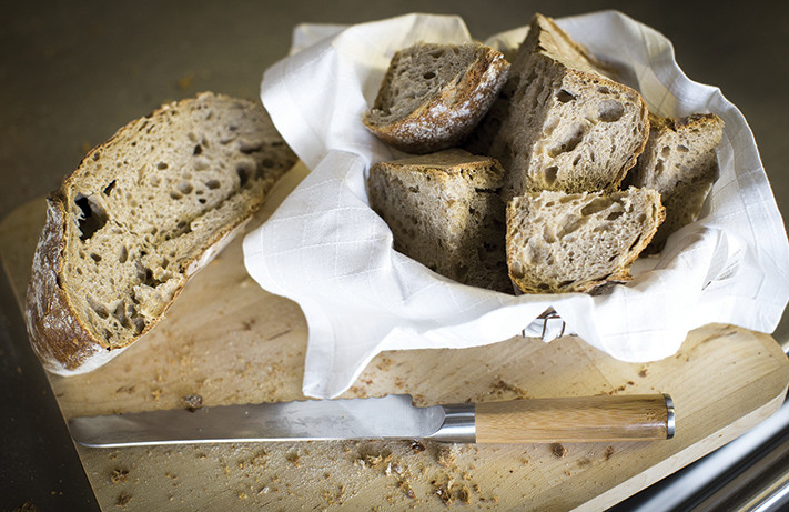 面包篮（ 法语为corbeille à pain ）中的面包通常会切片后呈上